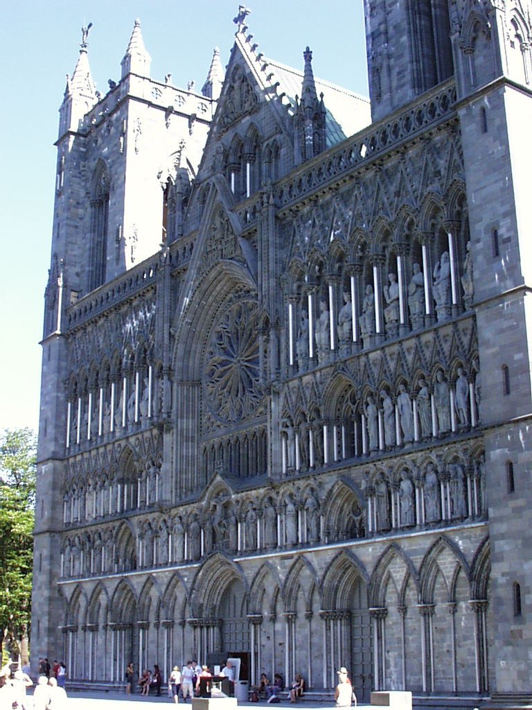 This is the famous chatedral, at least the front part of it. The building is so huge I could not fit it into one photo.