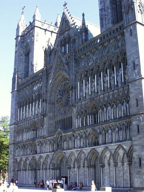 This is the famous chatedral, at least the front part of it. The building is so huge I could not fit it into one photo.